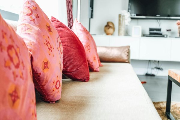 Comment transformer une vieille grange en une maison moderne tout en conservant son charme rustique?